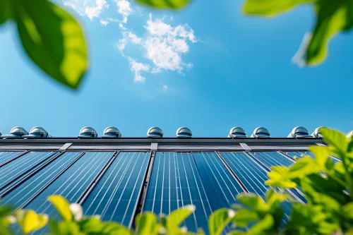 Découvrez les différences clés entre panneaux solaires thermiques et photovoltaïques pour votre choix.